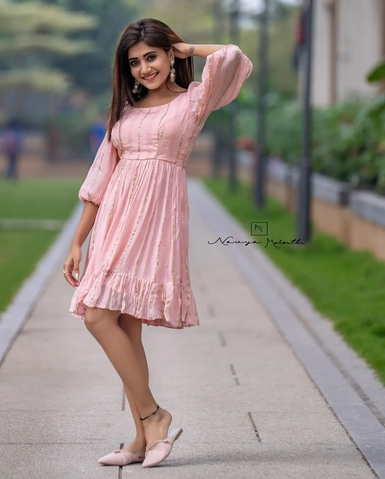 Indian TV Model Vasanthi Krishnan Long Legs Show in Mini Pink Skirt